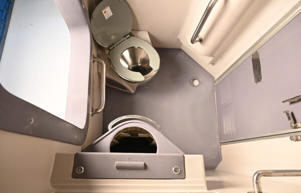 frp lavatory module 4