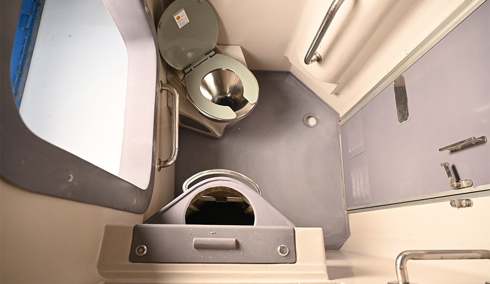 frp lavatory module 4